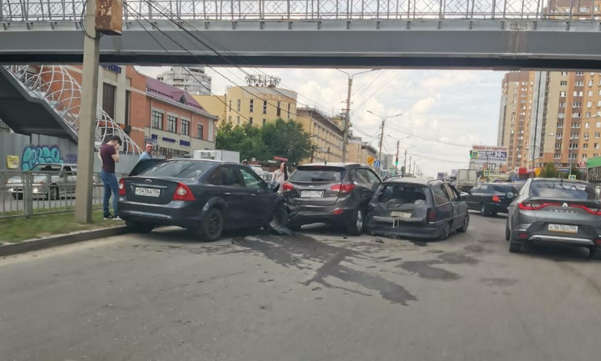 В Воронеже у ЖК «Пять столиц» столкнулись четыре автомобиля – Новости  Воронежа и Воронежской области – Вести Воронеж