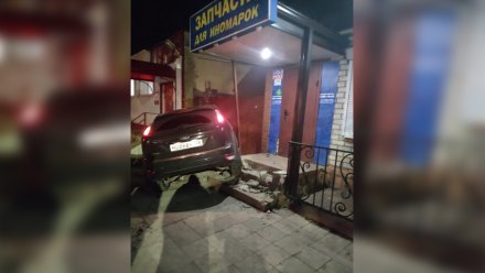 В Воронеже за рулём влетевшей на ступеньки магазина иномарки оказалась 39-летняя женщина