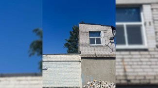В Воронеже снесли стоящую на крыше гаража сторожку охраны