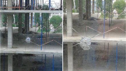 Неизвестные обстреляли окна многоэтажки возле скандальной стройки медцентра в Воронеже