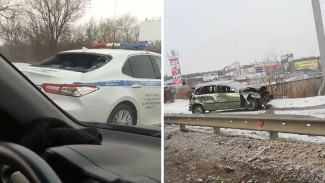 В Воронеже водитель «Лады» после ДТП влетел в заднее стекло полицейской Camry