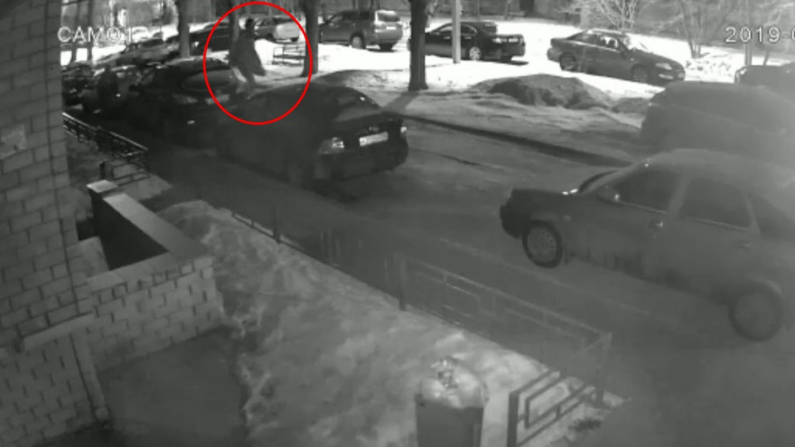 Пьяный парень устроил прыжки по машинам во дворе воронежской многоэтажки