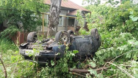 В воронежском селе во дворе частного дома опрокинулась «Приора»: есть погибший