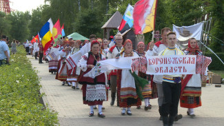 Воронежцев научили вязать шали и стрелять из лука