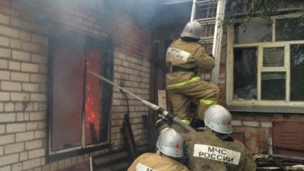В Воронежской области 14 пожарных тушили пылающий дом: есть пострадавший
