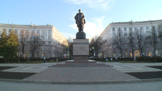 В Воронеже обновили памятник Черняховскому