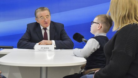 Сенатор Сергей Лукин исполнил мечту мальчика из Семилукского района