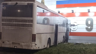 Пятеро пассажиров автобуса пострадали в жёстком ДТП в Аннинском районе