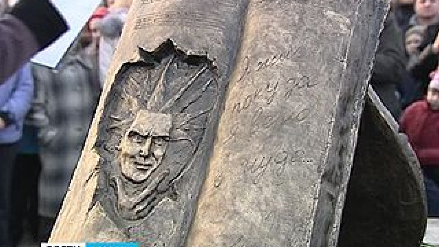 Памятник лидеру группы "Король и Шут" установили в Северном микрорайоне