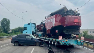 «Лада Калина» врезалась в прицеп фуры под Воронежем: пострадали 2 человека