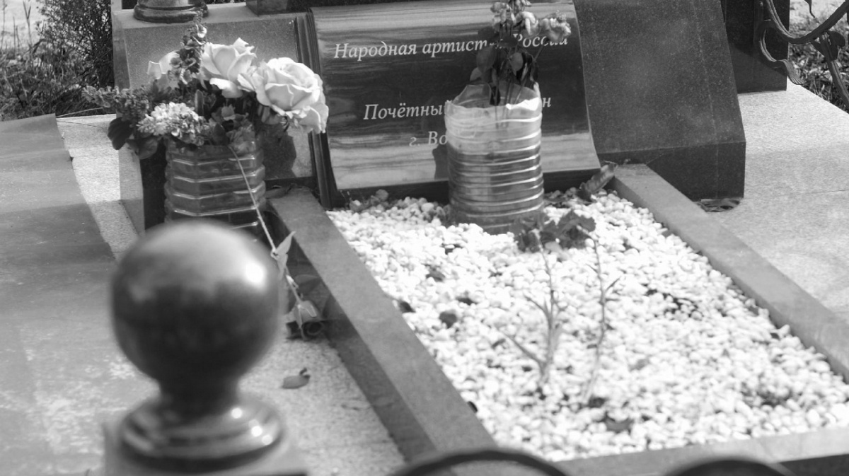 Гибнущий сад и несостоявшаяся. Памятник Коклюшкину. Памятник на могиле Виктора Коклюшкина. Коклюшкин памятник на могиле.