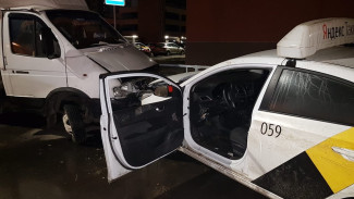 В Воронеже клиенты избили медлительного таксиста и угнали его машину