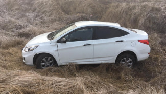 Пассажир попал в больницу после опрокидывания Hyundai Solaris в Воронежской области