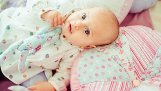 «У нас – девочка!» Жительницы Воронежа встретили одинокую маму из роддома