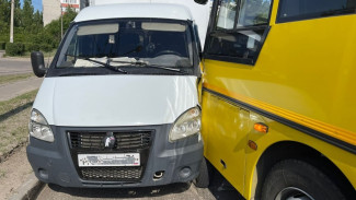 В Воронеже пустой автобус сбил водителя и въехал в «Газель»