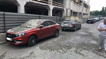В Воронеже припаркованные у стройки автомобили залило бетоном
