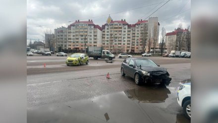 Двое водителей попали в больницу после ДТП с иномарками в Воронеже