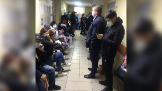 Воронежцы пожаловались на 5-часовые очереди из температурных больных в районной больнице