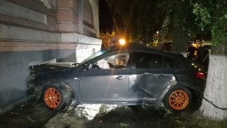 В воронежском райцентре иномарка влетела в дерево: погибла 19-летняя девушка