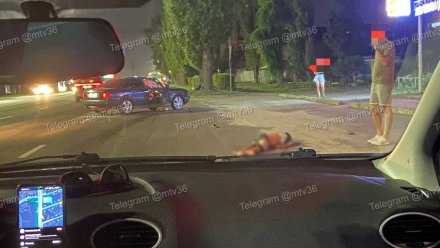 «Перелетел через машину и рухнул на асфальт». Пешехода сбили в Воронеже