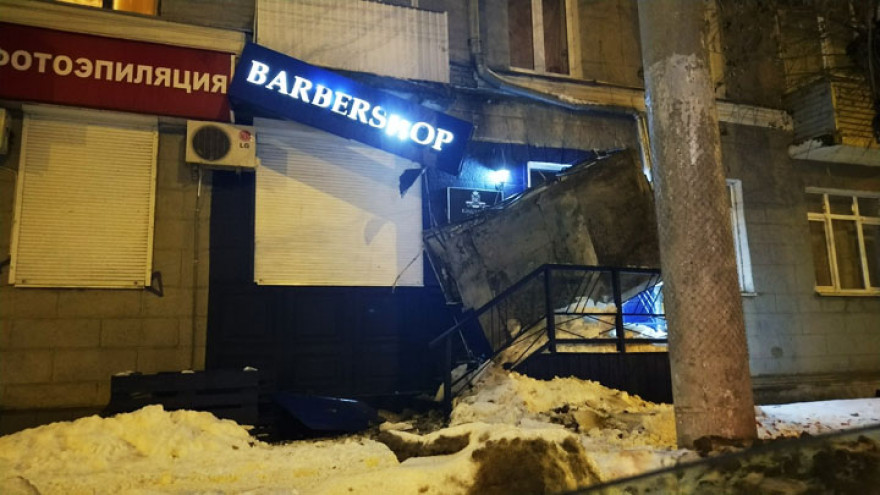 В Воронеже после работы коммунальщиков над входом в барбершоп упал козырёк