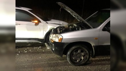 Водитель Mazda сбил мужчину и влетел в 2 авто на трассе под Воронежем