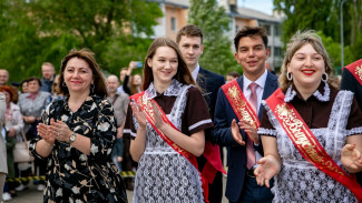 В Нововоронеже выпускников школ наградили за отличную учёбу 