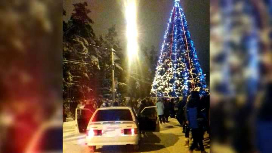 Воронежец внезапно устроил новогодний праздник в одном из крупнейших городских парков