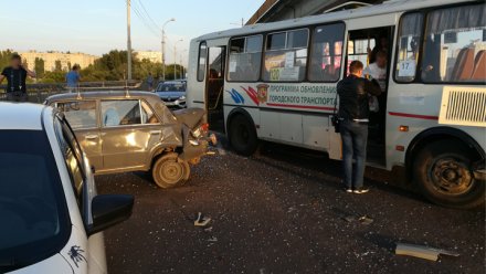 В Воронеже на видео попало, как маршрутный «ПАЗ» устроил массовое ДТП