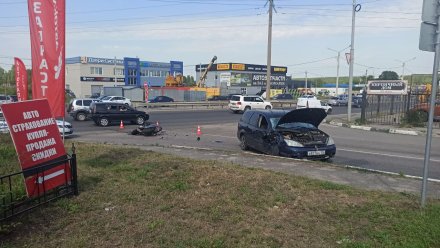 Мотоцикл и иномарка столкнулись в Воронеже: 2 пострадавших