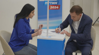 Председатель Воронежской облдумы поставил подпись в поддержку Путина