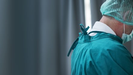 В Новохопёрске хирурга с 24-летним стажем обвинили в гибели пациента