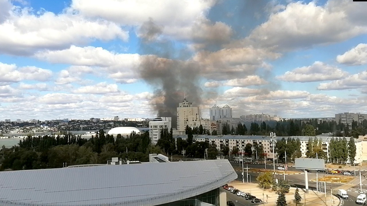 Небо над воронежем. Воронеж в дымке. Дым в небе над городом Славянск. Конаково 03.09.2022 черный дым в Ривер парке. Ка 53 над Воронежем.