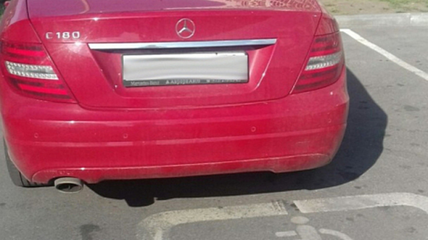 В Воронеже автомобилистку на Mercedes по жалобе в соцсети оштрафовали на 5 тыс. рублей