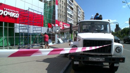 В центре Воронежа разобрали похожий на мавзолей фасад магазина