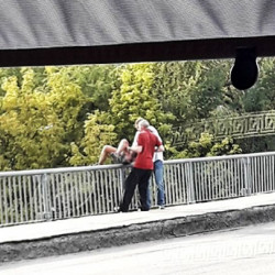 Воронежцы: двое мужчин спасли девушку, пытавшуюся спрыгнуть с моста