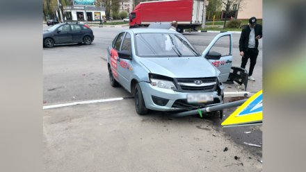 В Воронеже машина такси снесла дорожный знак