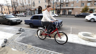 Воронежцы на велосипеде и самокате протестировали абсурдную «велодорожку»