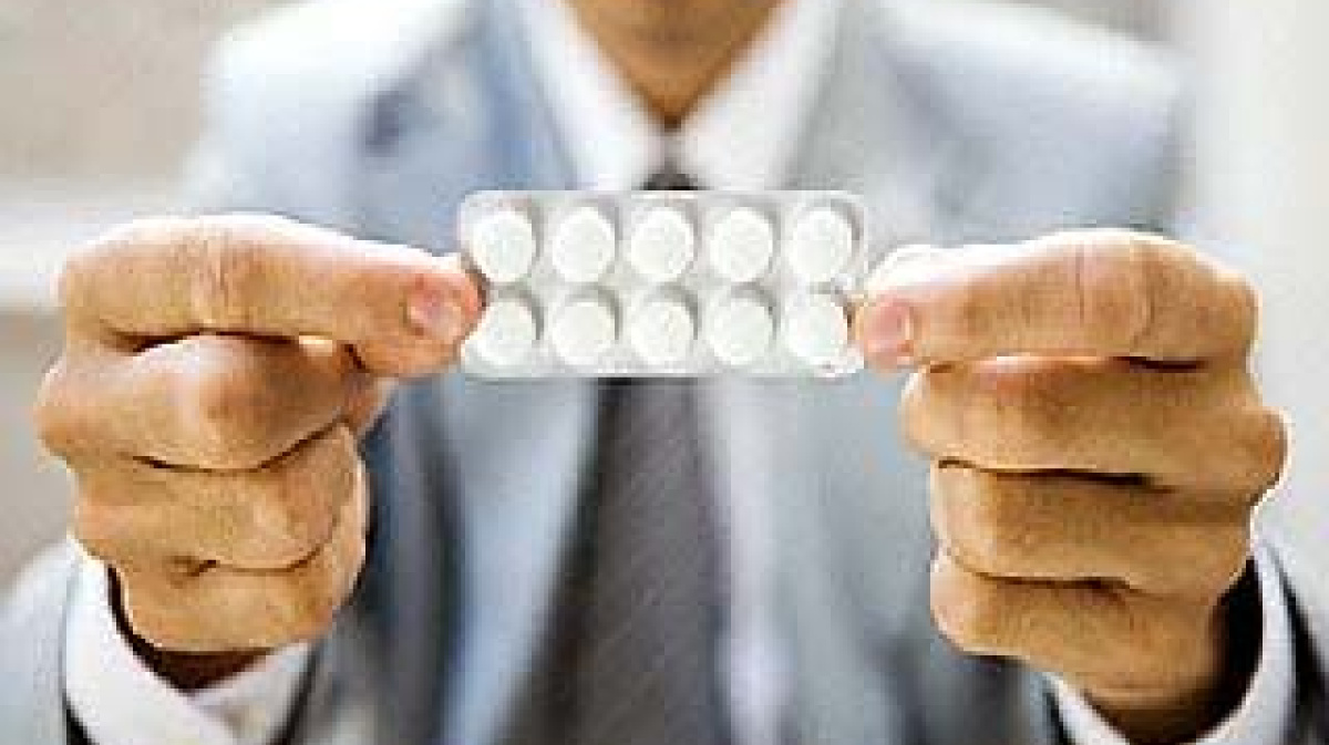 ребенок пьет сироп. мама лечит ребенка. женщина запивает таблетку. человек пьет таблетки. ребенок пьет лекарство.