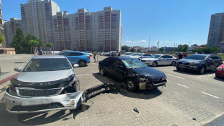 Пьяный автомобилист снёс двух пешеходов и разгромил парковку у дома в Воронеже