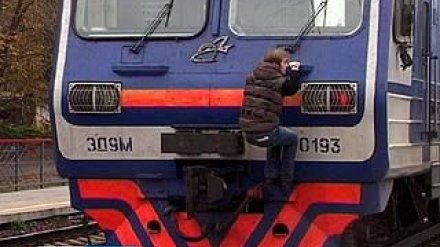 Воронежские экстремалы не останавливаются даже перед идущим поездом