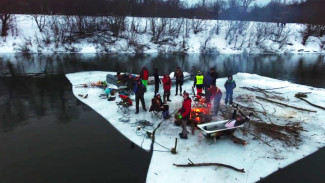 Воронежские экстремалы сняли на видео, как устроили пикник и «джакузи» на дрейфующей льдине