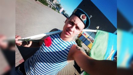 Купание в фонтане и «полосатые» селфи. Как воронежские десантники отметили День ВДВ