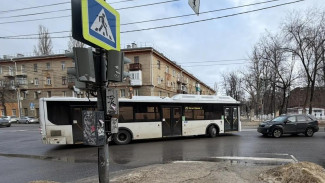 Водитель Kia пострадал в ДТП с автобусом на перекрёстке Воронежа