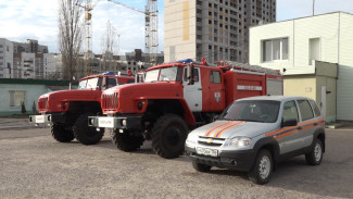 Пожарные автоцистерны и легковой автомобиль отправили из Воронежа в ЛНР