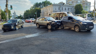 В массовом ДТП на главной улице Воронежа пострадали два человека