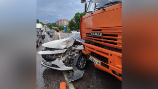 В Воронеже на перекрёстке КамАЗ протаранил две машины: появилось видео последствий
