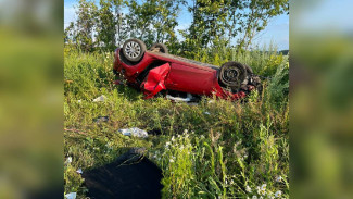 На воронежской трассе 17-летняя пассажирка и водитель пострадали в опрокинувшейся KIA