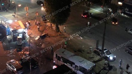 Иномарка и маршрутка столкнулись в страшном ДТП в Воронеже: есть пострадавший