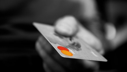 Терминалы в воронежских автобусах перестали принимать карты Visa и Mastercard